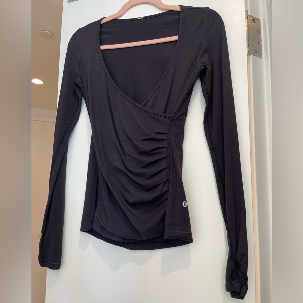 Lululemon long sleeve gathered black top